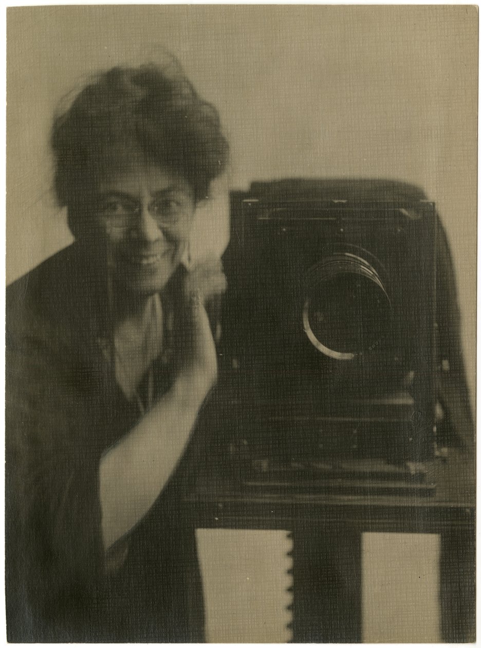 Jessie Tarbox Beals, selvportrett med kamera, ca. 1918-20 (foto av gelatinsølv) av Jessie Tarbox Beals