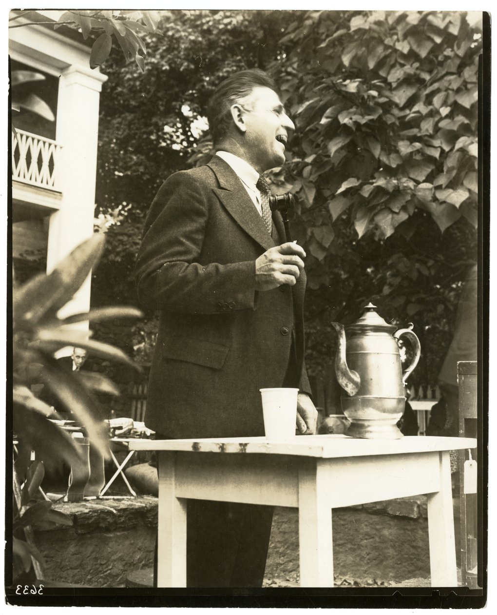 John W. Mitchell kjente auksjonarius, Country Auction i Greenwich, Conn eller Weston, Conn av Jessie Tarbox Beals