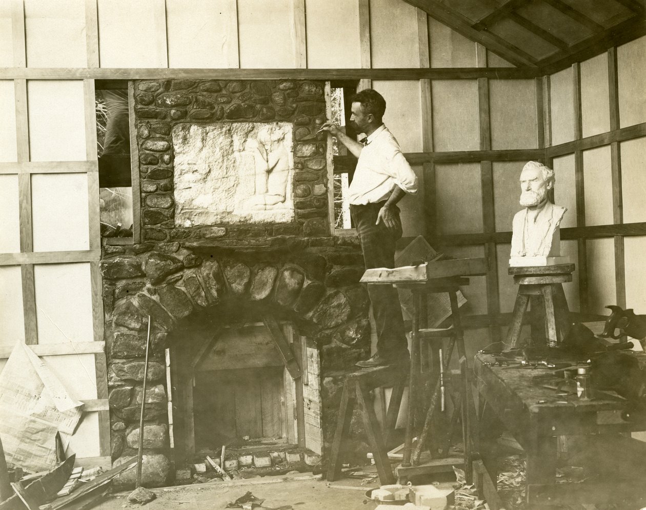 Karl Bitter (skulptør) bygde peisen sin selv, ca. 1905-15 (foto av gelatinsølv) av Jessie Tarbox Beals