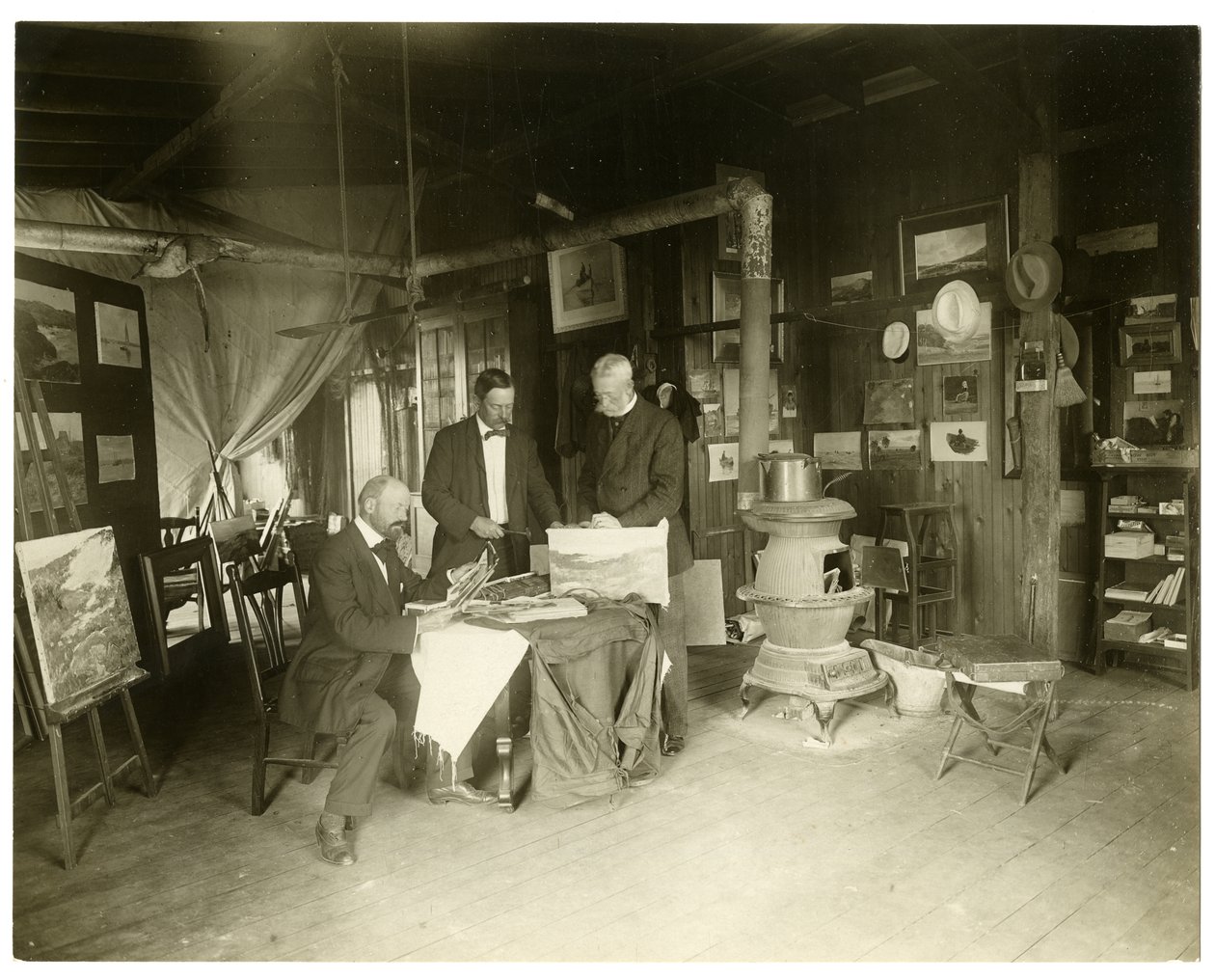 Venstre til høyre: Cullen Yates - skjult - Walter Dean, ca. 1905-11 (foto av gelatinsølv) av Jessie Tarbox Beals