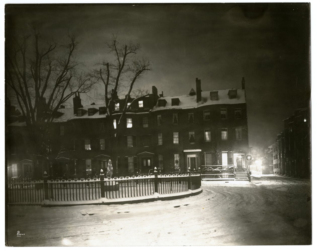 Louisburg Square, Boston Jenny Lind bodde i hjørnehuset, Boston, USA, ca. 1902-10 (foto av gelatinsølv) av Jessie Tarbox Beals