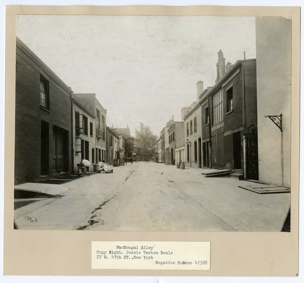 MacDougal Alley, Greenwich Village, New York, USA, ca. 1905-20 (foto av gelatinsølv) av Jessie Tarbox Beals