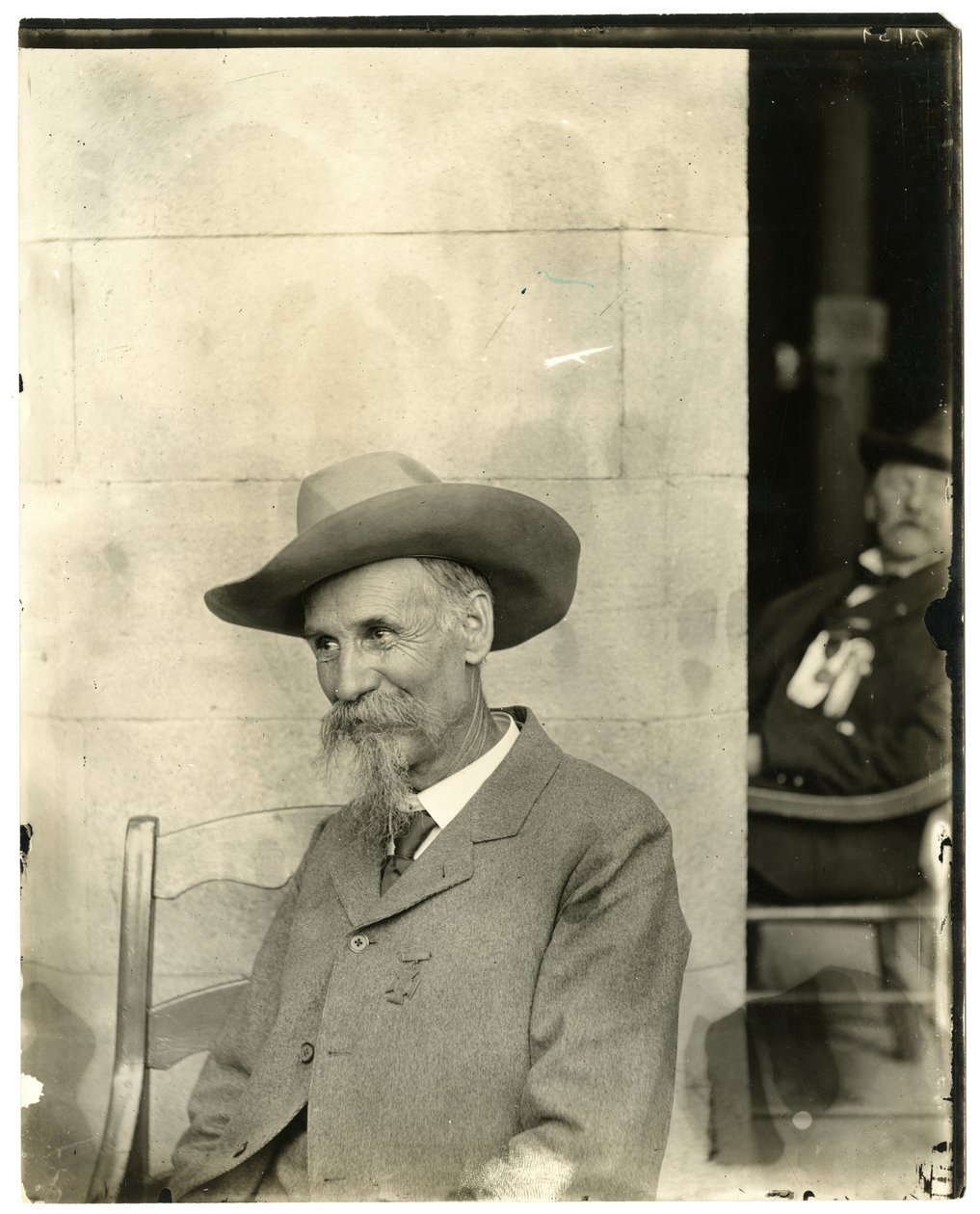 Mann med hatt, medalje, ca. 1905-40 (foto av gelatinsølv) av Jessie Tarbox Beals