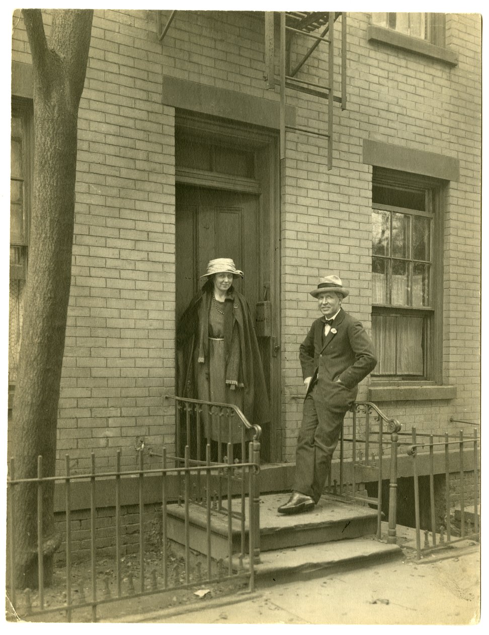 Mr Llewelyn Powys, forfatter og hans kone, ca. 1905-40 (foto av gelatinsølv) av Jessie Tarbox Beals