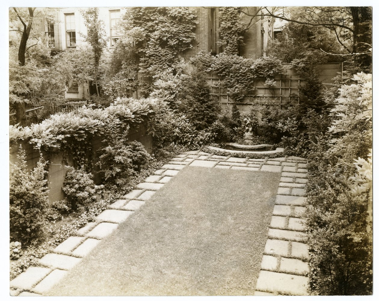 Mr & Mrs John Morgan, 39 W 11, ca. 1938-39 (foto av gelatinsølv) av Jessie Tarbox Beals