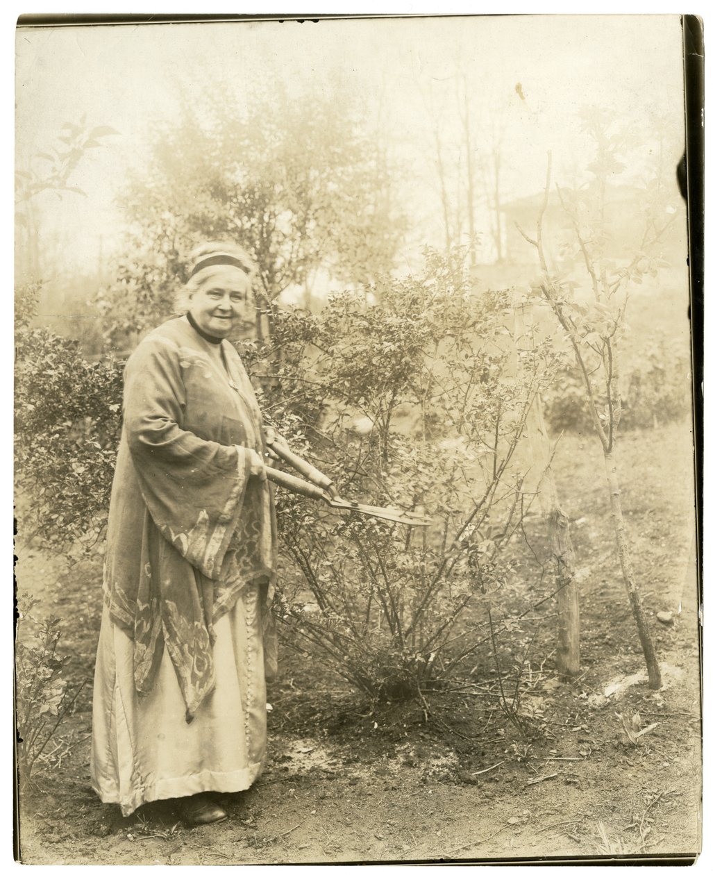 Fru Alzirc Hewitt Wade - 88 år gammel - i hagen i Ossining, NY, ca. 1905-28 (foto av gelatinsølv) av Jessie Tarbox Beals