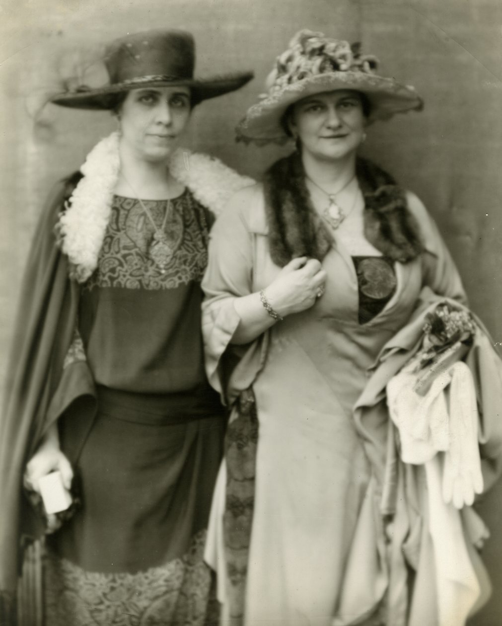 Fru Coolidge og hennes venn, fru Frances Parkinson Keyes, 1924 av Jessie Tarbox Beals