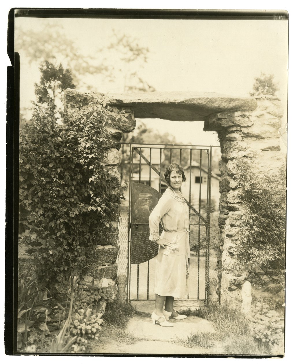 Mrs Ernest Thompson Seton fra Greenwich Conn, nasjonal president for League of American Pen Women som seiler 18. juni med Field Expedition for å utforske de øvre delene av Amazonas av Jessie Tarbox Beals