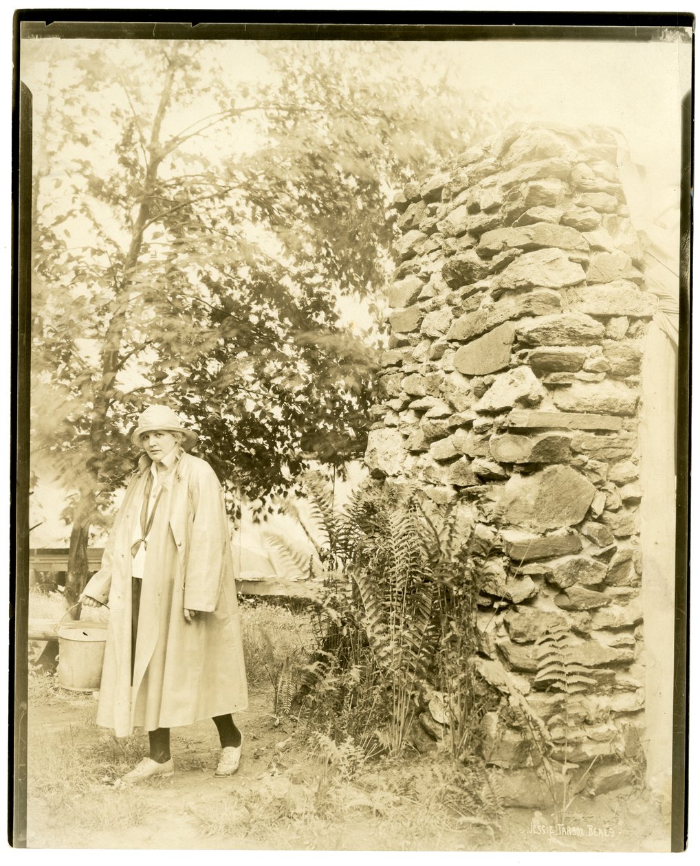 Mrs Jane Deeter Rippin, direktør for jentespeidere ved Camp Andrea, Briarcliff, NY, ca. 1926-27 (foto av gelatinsølv) av Jessie Tarbox Beals