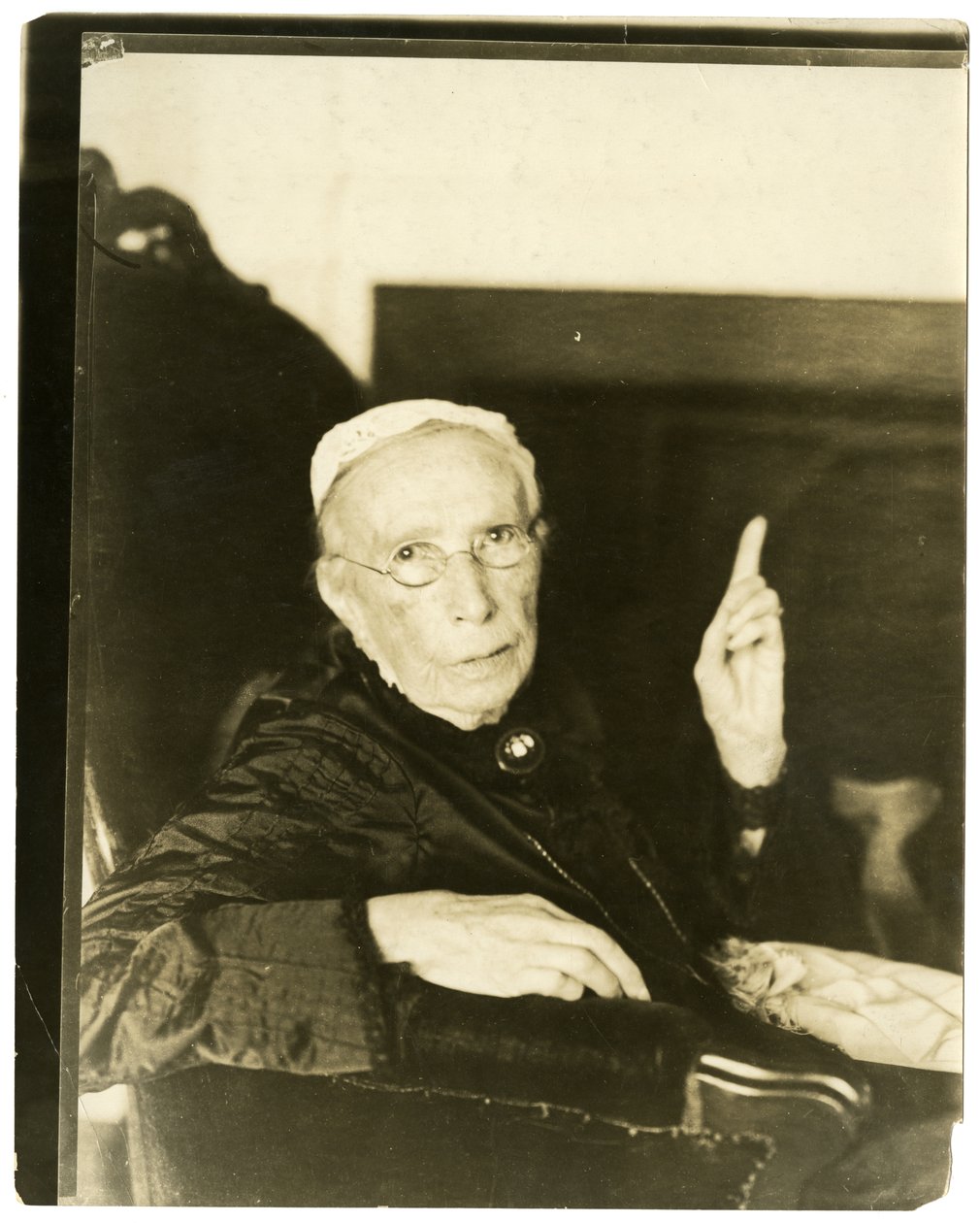 Mrs Mary Moore, Brookline, messe 91 år gammel resiterende ballade, ca. 1905-27 (foto av gelatinsølv) av Jessie Tarbox Beals