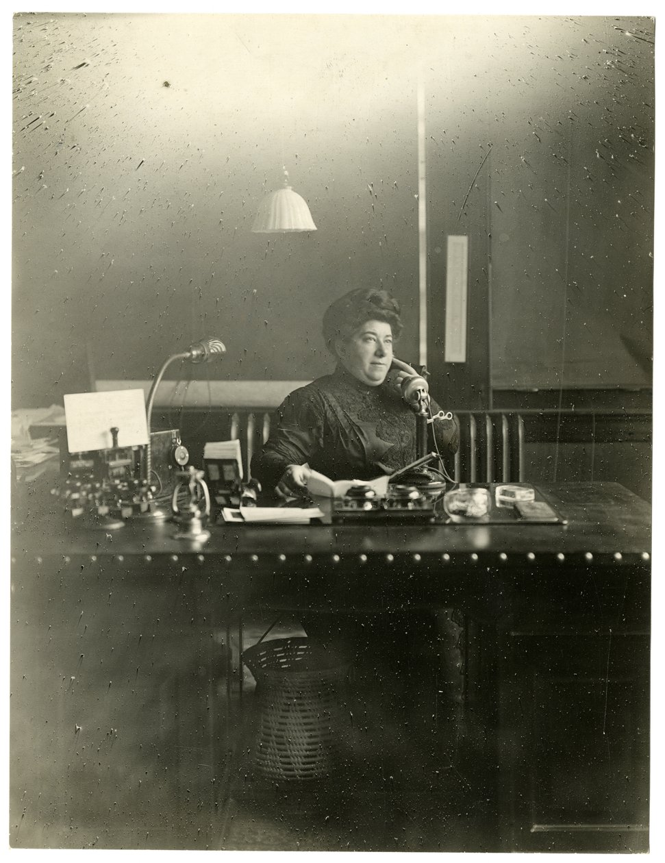 Ms Chas Netcher fra Chicago, eier av en av de største butikkene The Boston Store der. Hun er nå gift igjen, finn navneendringen hennes Mollie Alpiner Netcher Newbury, ca. 1905-18 (foto av gelatinsølv) av Jessie Tarbox Beals