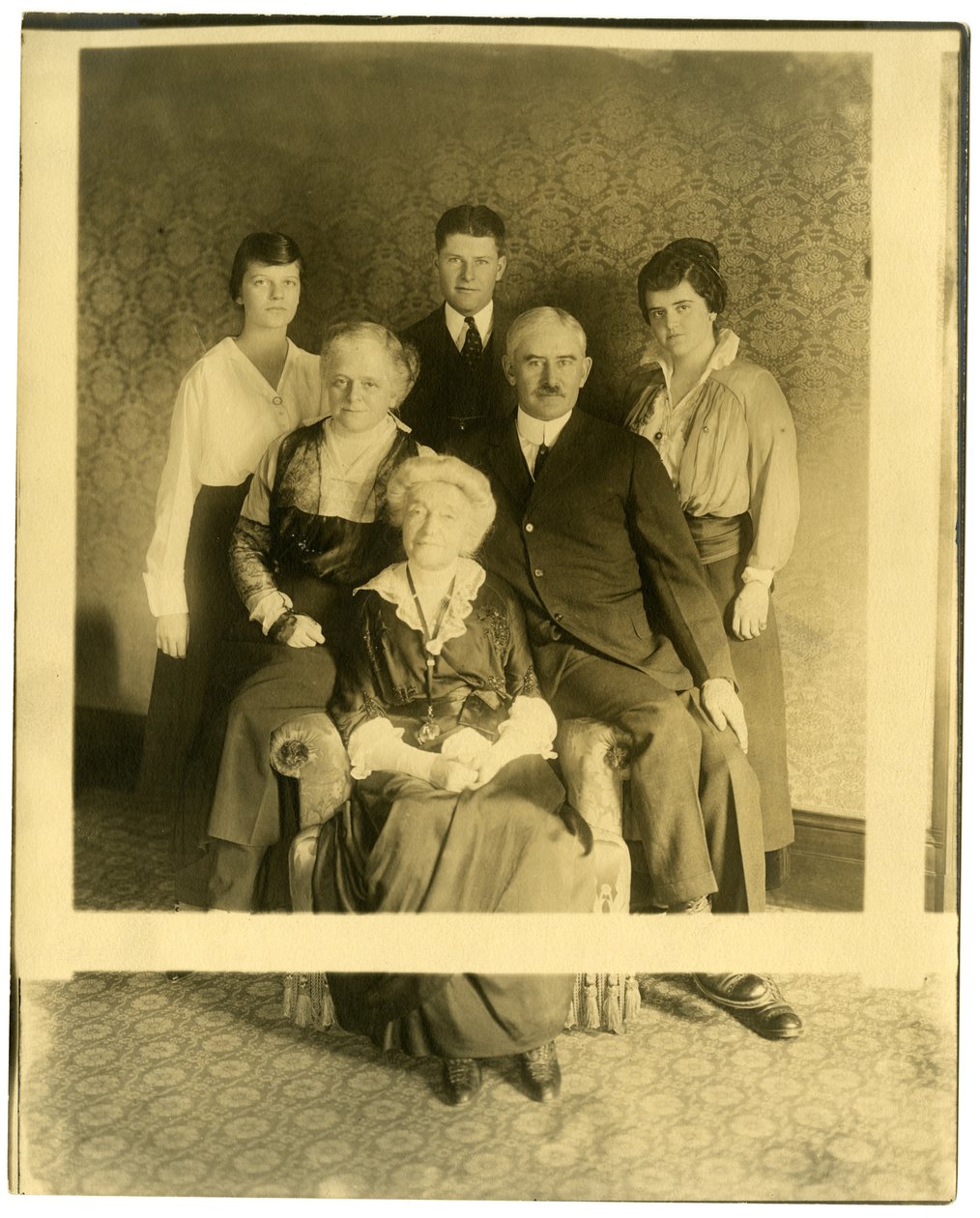 Gammel dame er Mrs Lyman James, søster til Marshall Field, ca. 1905-28 (foto av gelatinsølv) av Jessie Tarbox Beals