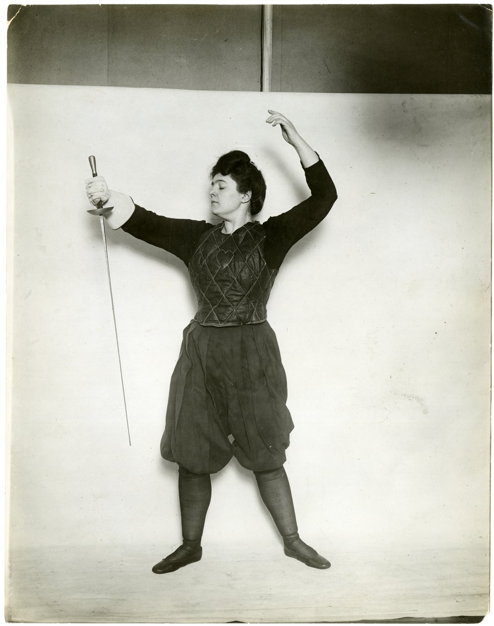 Gammel modell, ca. 1905-18 (foto av gelatinsølv) av Jessie Tarbox Beals