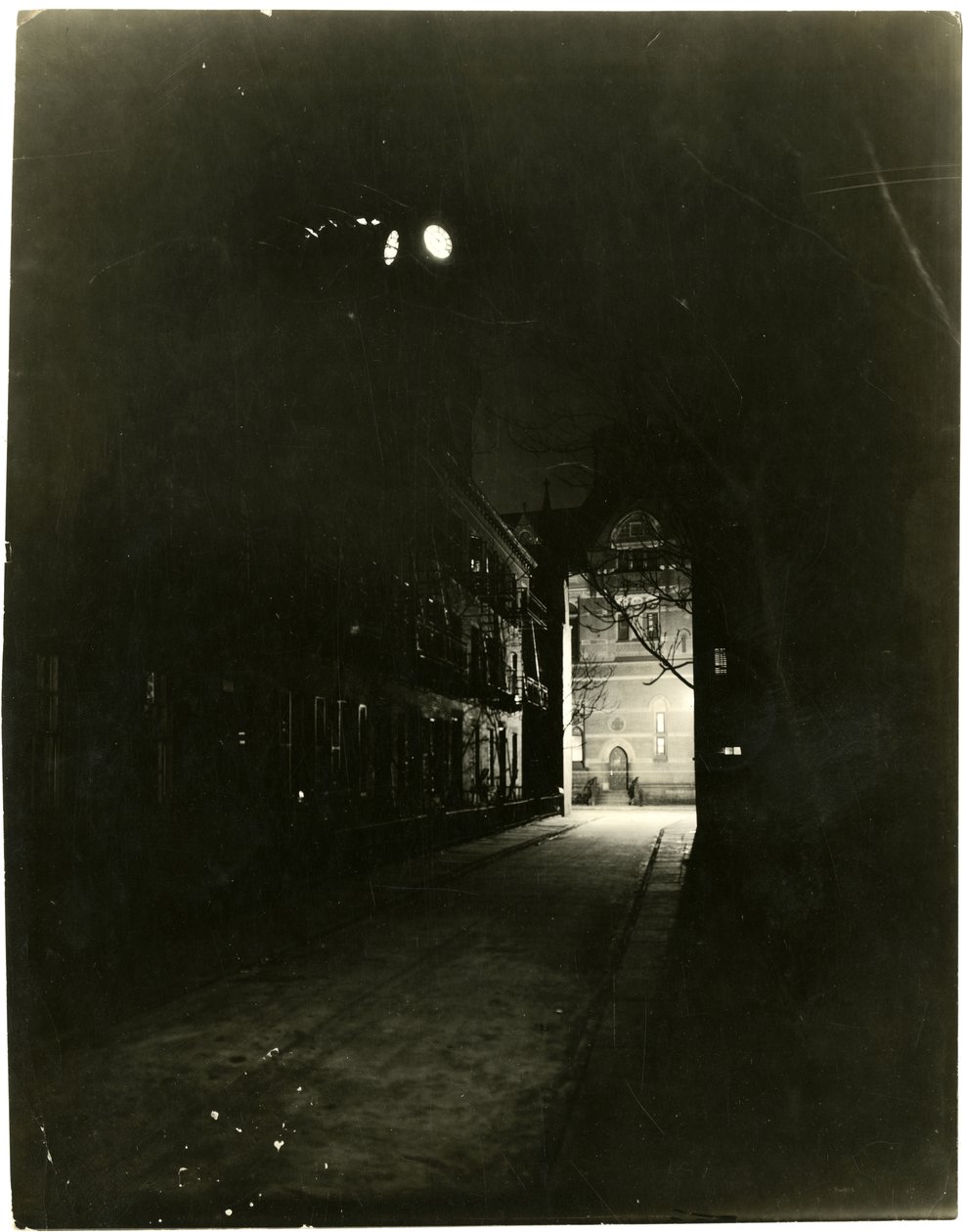 Patchin Place om natten, Greenwich Village, New York, USA, ca. 1905-20 (foto av gelatinsølv) av Jessie Tarbox Beals