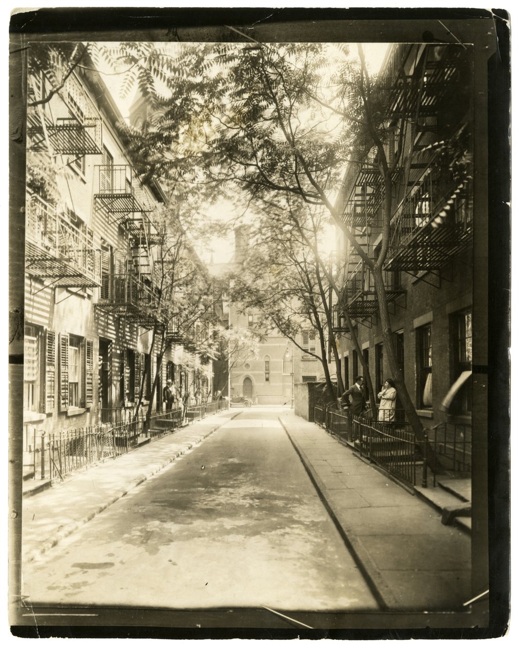 Patchin Place, som leder av fra 10th Street, New York, USA av Jessie Tarbox Beals