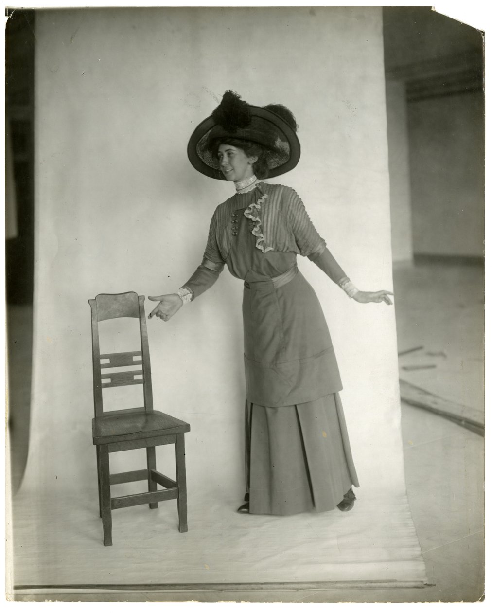 "Vennligst bli sittende" Riktig balanse av ben, kroppsarmer og hender, ca. 1905-18 (foto av gelatinsølv) av Jessie Tarbox Beals