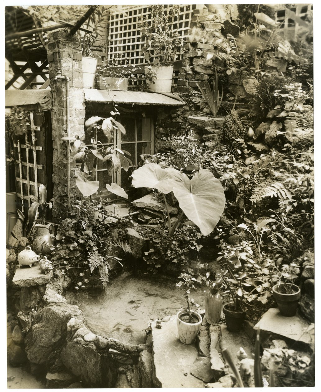 Basseng som viser terrasse Home of George and Mary Stonehill, Greenwich Village, New York, USA, ca. 1936-37 (foto av gelatinsølv) av Jessie Tarbox Beals
