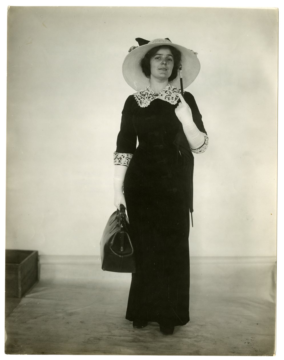 Riktig måte å bære veske og paraply på, ca. 1905-18 av Jessie Tarbox Beals