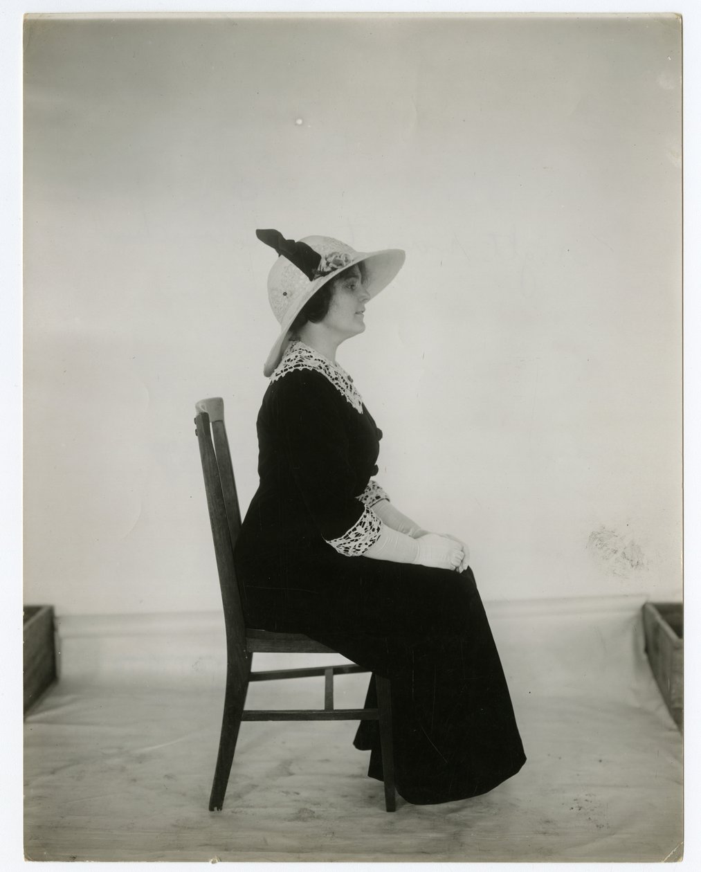 Riktig måte å sitte i en stol, ca. 1905-18 (foto av gelatinsølv) av Jessie Tarbox Beals