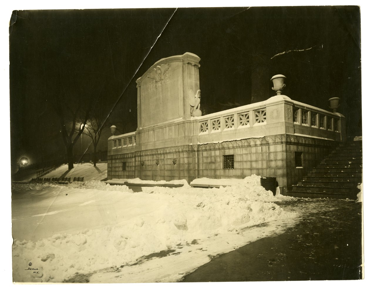 Shaw Memorial på baksiden om natten, Boston, USA, ca. 1902-10 (foto av gelatinsølv) av Jessie Tarbox Beals