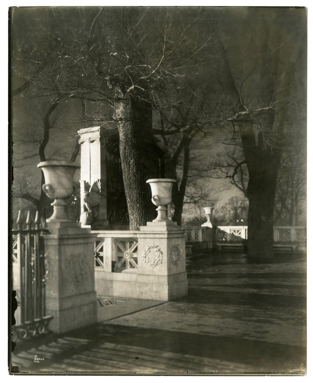 Shaw Memorial at night, Boston, Mass, USA, ca. 1902-10 (foto av gelatinsølv) av Jessie Tarbox Beals
