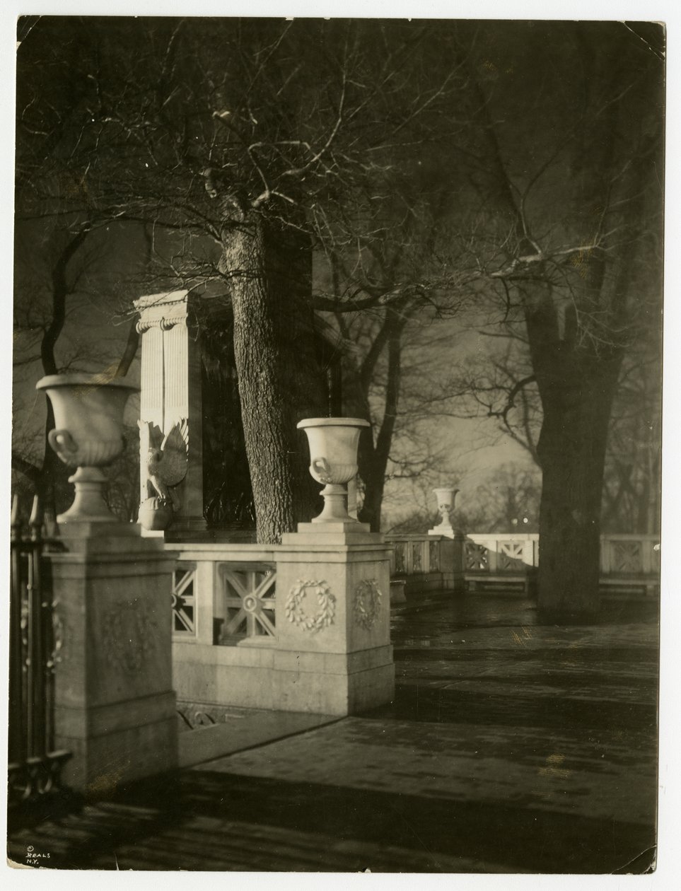 Shaw Memorial om natten, Boston, USA, ca. 1902-10 (foto av gelatinsølv) av Jessie Tarbox Beals