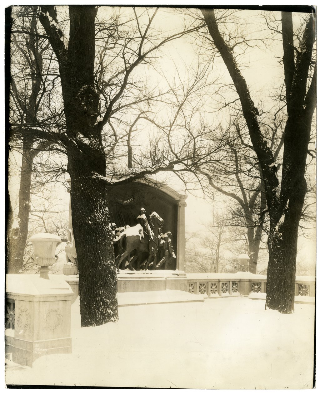 Shaw Memorial i storm, Boston, USA, ca. 1902-10 (foto av gelatinsølv) av Jessie Tarbox Beals