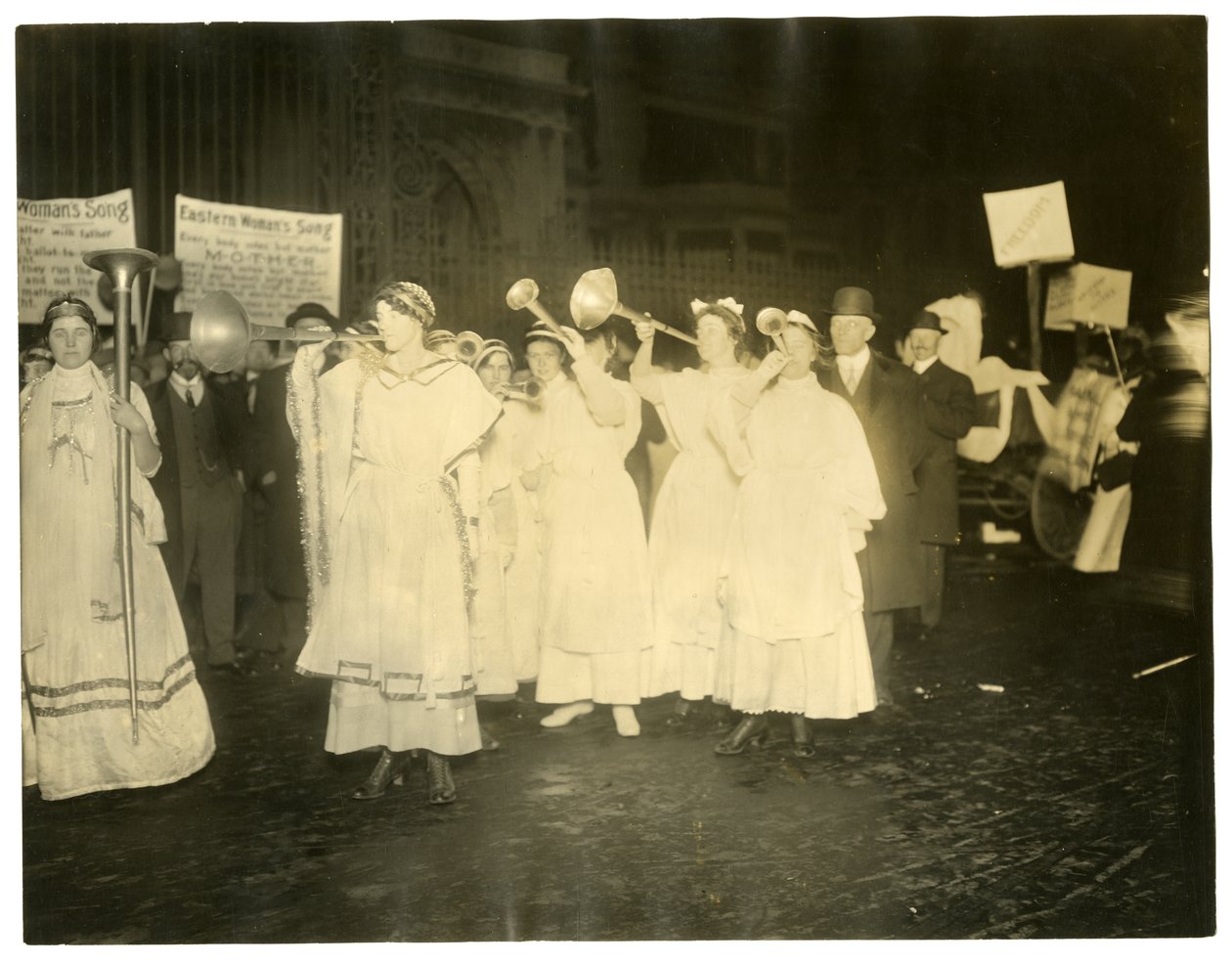 Suffrage Parade, Greenwich Village, New York, USA, ca. 1915-18 (foto av gelatinsølv) av Jessie Tarbox Beals