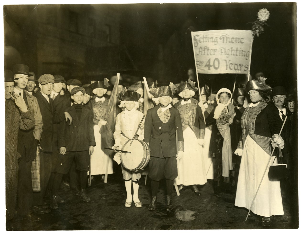 Suffrage Parade, Greenwich Village, New York, USA, ca. 1915-18 (foto av gelatinsølv) av Jessie Tarbox Beals