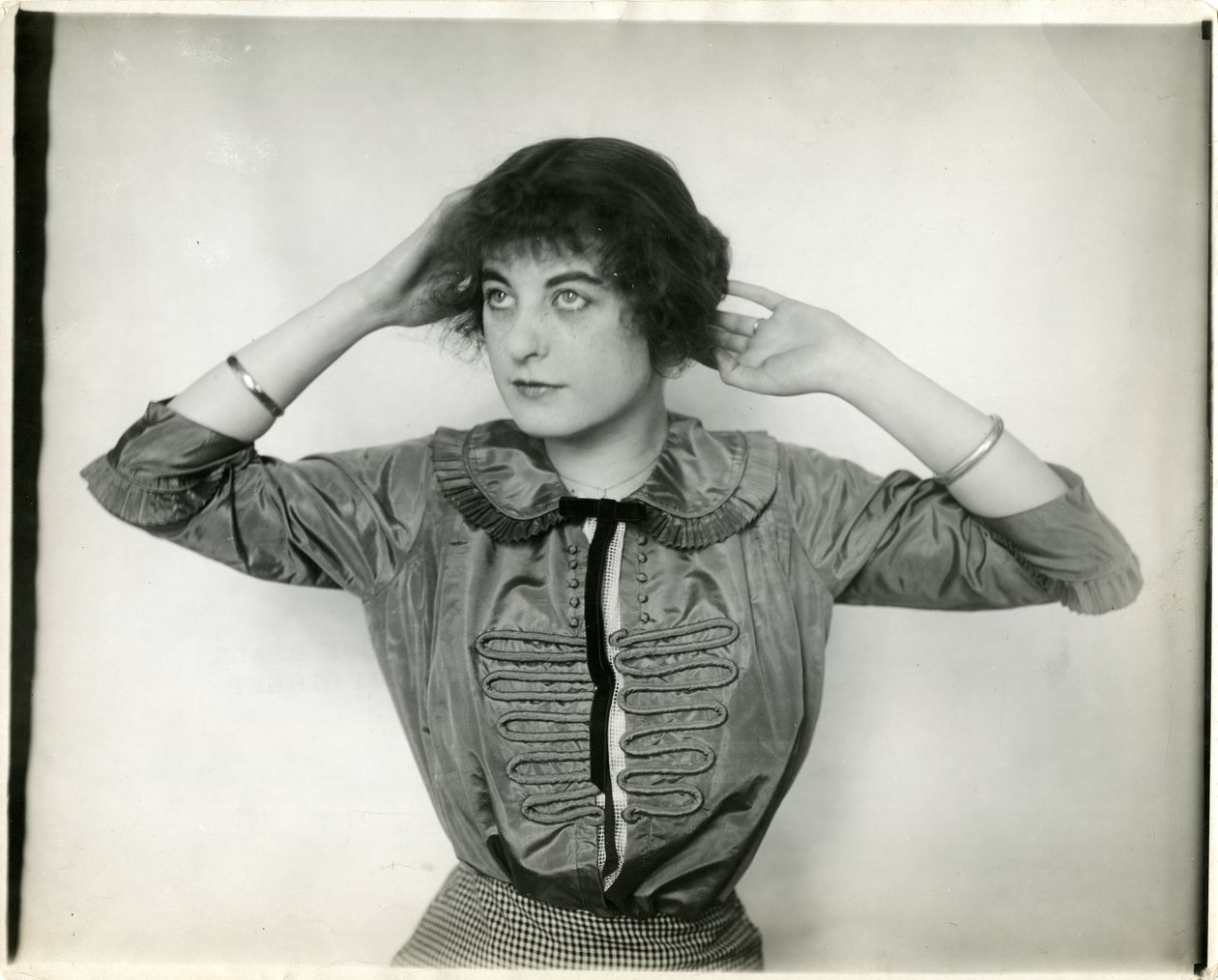 Taftbluse, Forsythe, ca. 1905-18 (foto av gelatinsølv) av Jessie Tarbox Beals