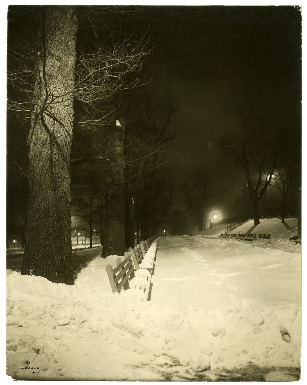 The Mall at night, Boston, Mass, USA, ca. 1902-10 (foto av gelatinsølv) av Jessie Tarbox Beals