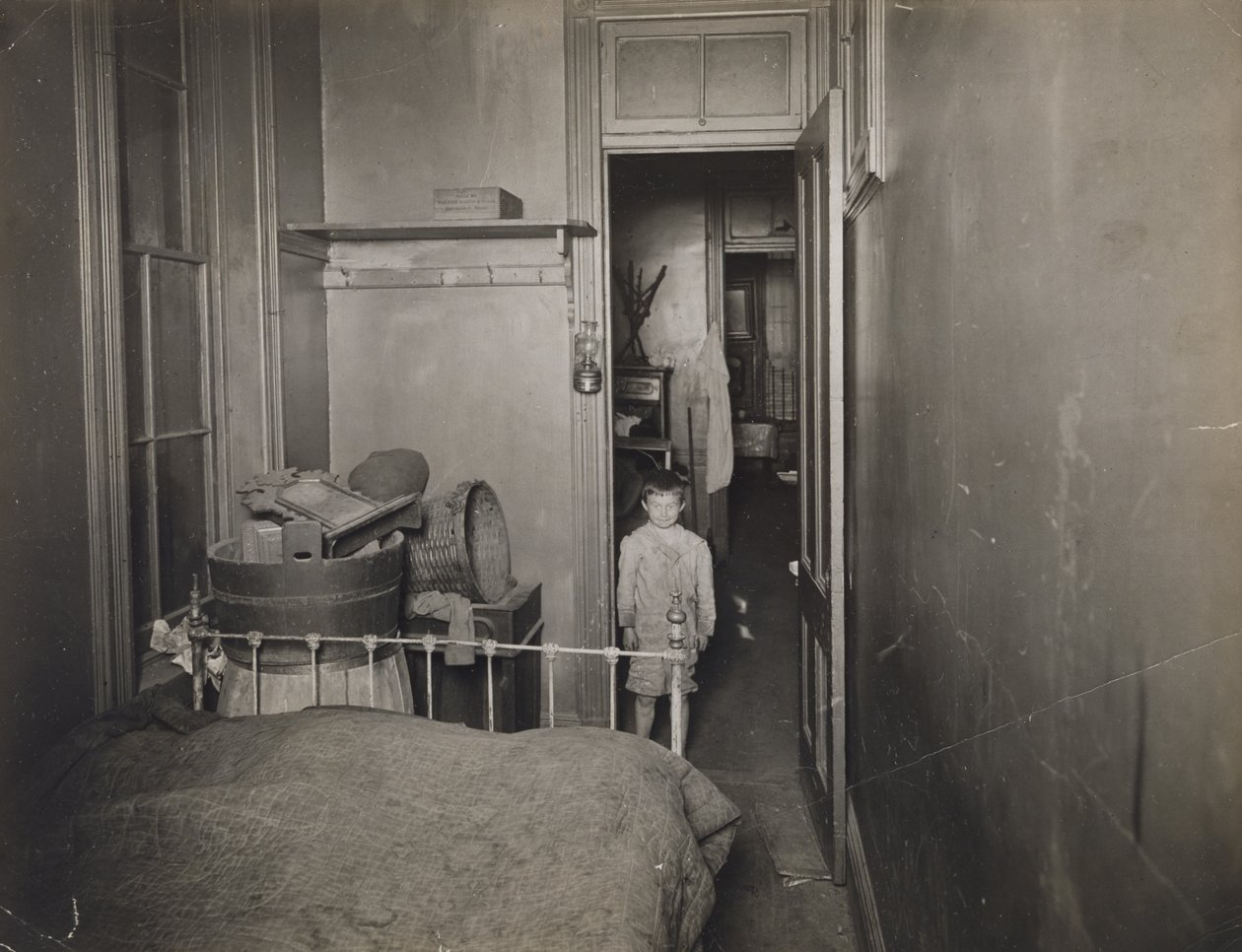 Uten tittel (Gutt på soverommet), ca. 1910 (gelatinsølvtrykk) av Jessie Tarbox Beals