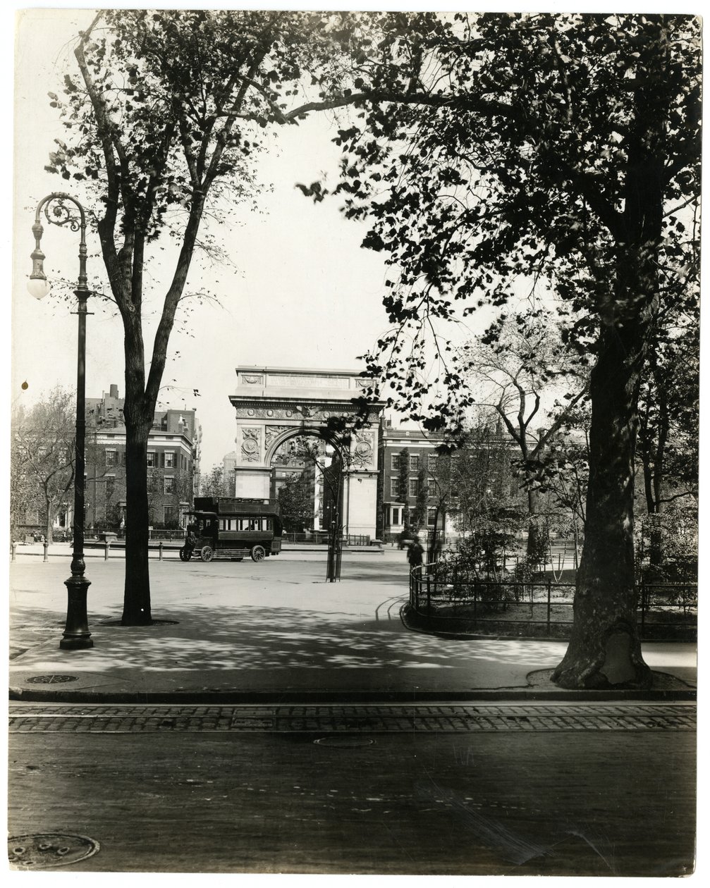Washington Square North, New York, USA, ca. 1905-40 (foto av gelatinsølv) av Jessie Tarbox Beals