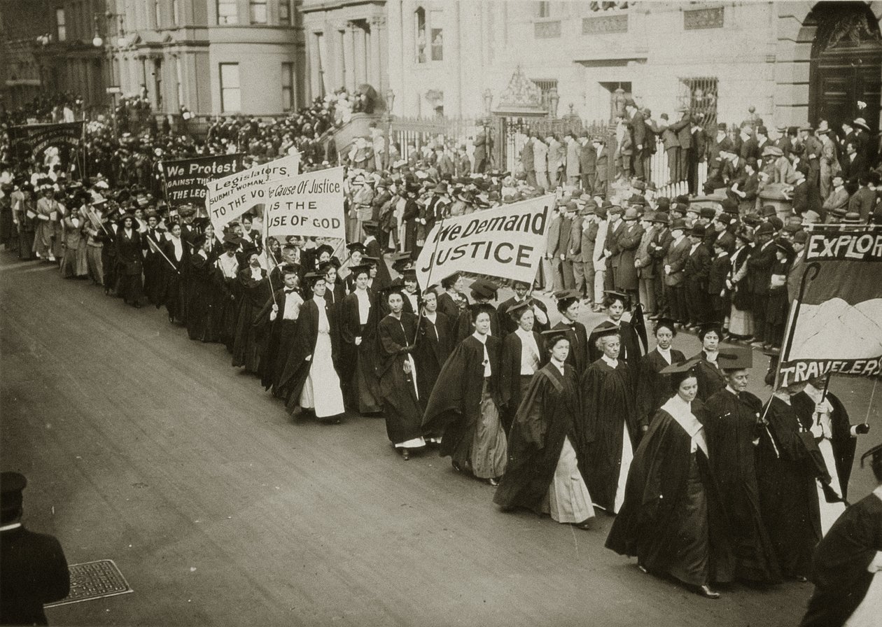 Kvinner i akademisk kjole marsjerer i en stemmerettsparade i New York City, 1910 av Jessie Tarbox Beals
