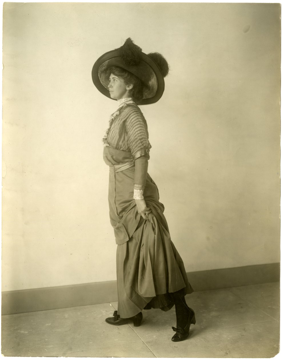 modell i fjærhatt, ca. 1905-18 (foto av gelatinsølv) av Jessie Tarbox Beals