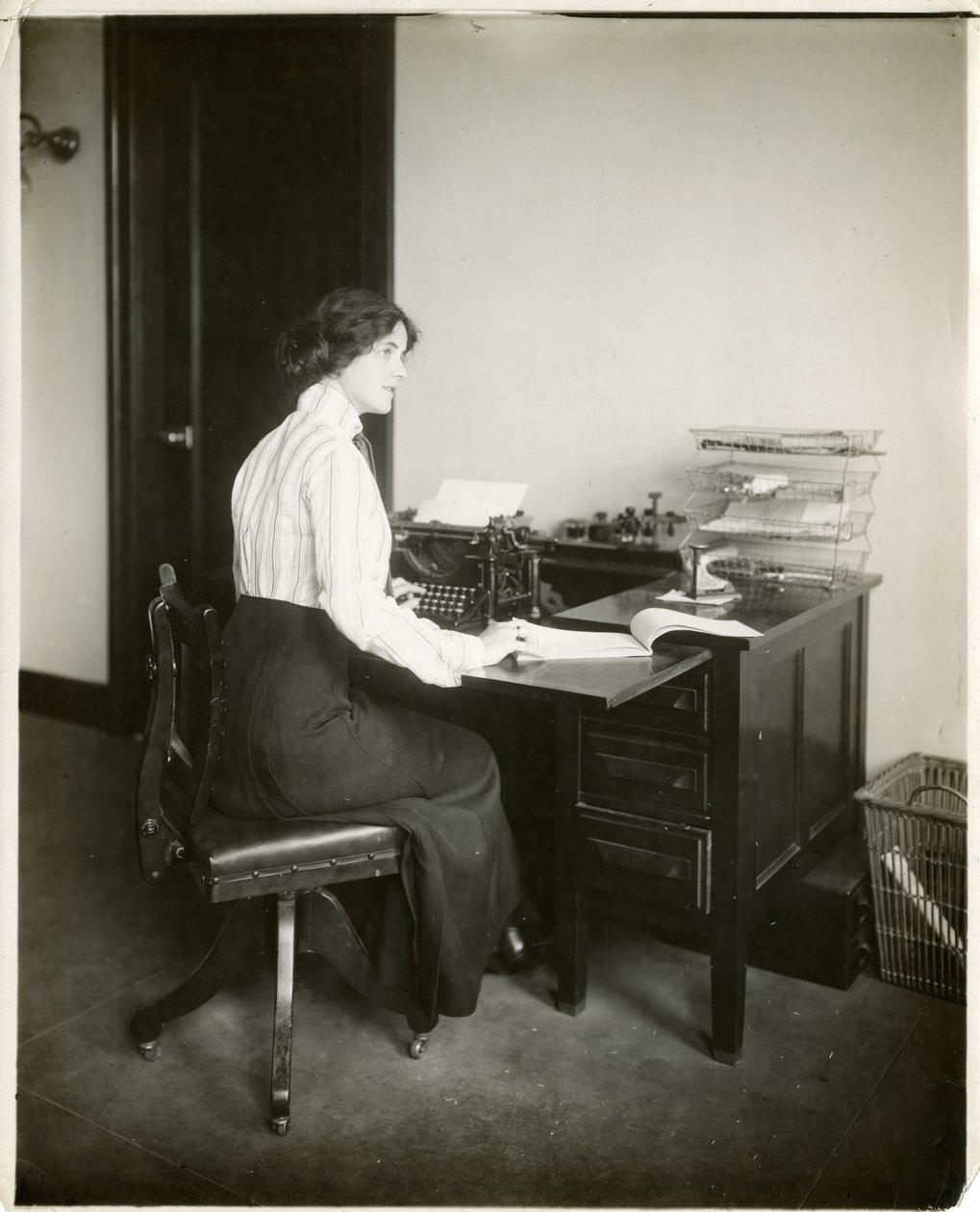 modell med skrivemaskin, ca. 1905-18 (foto av gelatinsølv) av Jessie Tarbox Beals