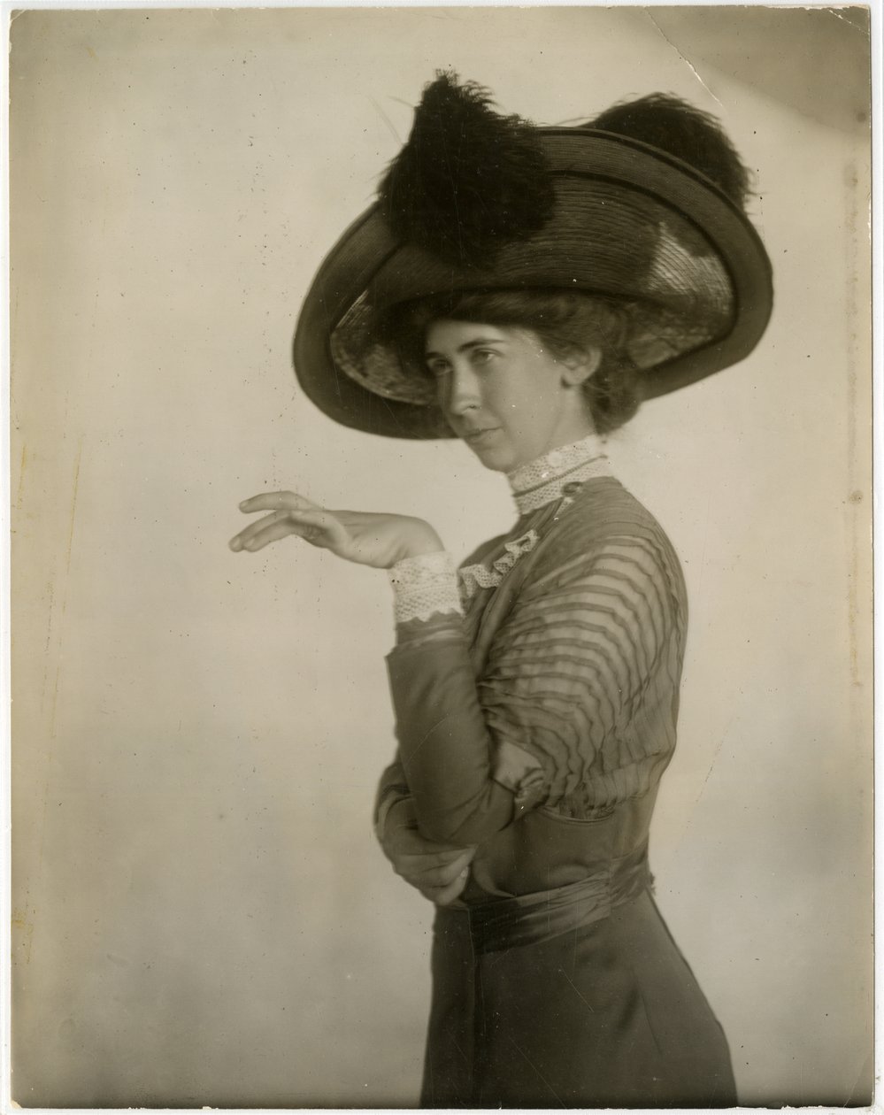 profil av fjærkledd hatt, ca. 1905-18 (foto av gelatinsølv) av Jessie Tarbox Beals