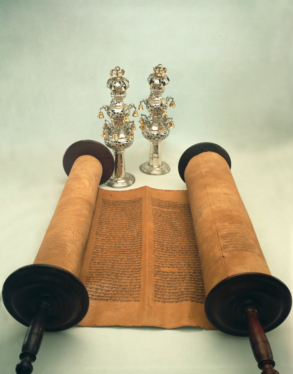 Torah-rulle med sølvkroner (papir, tre og sølv) av Jewish School