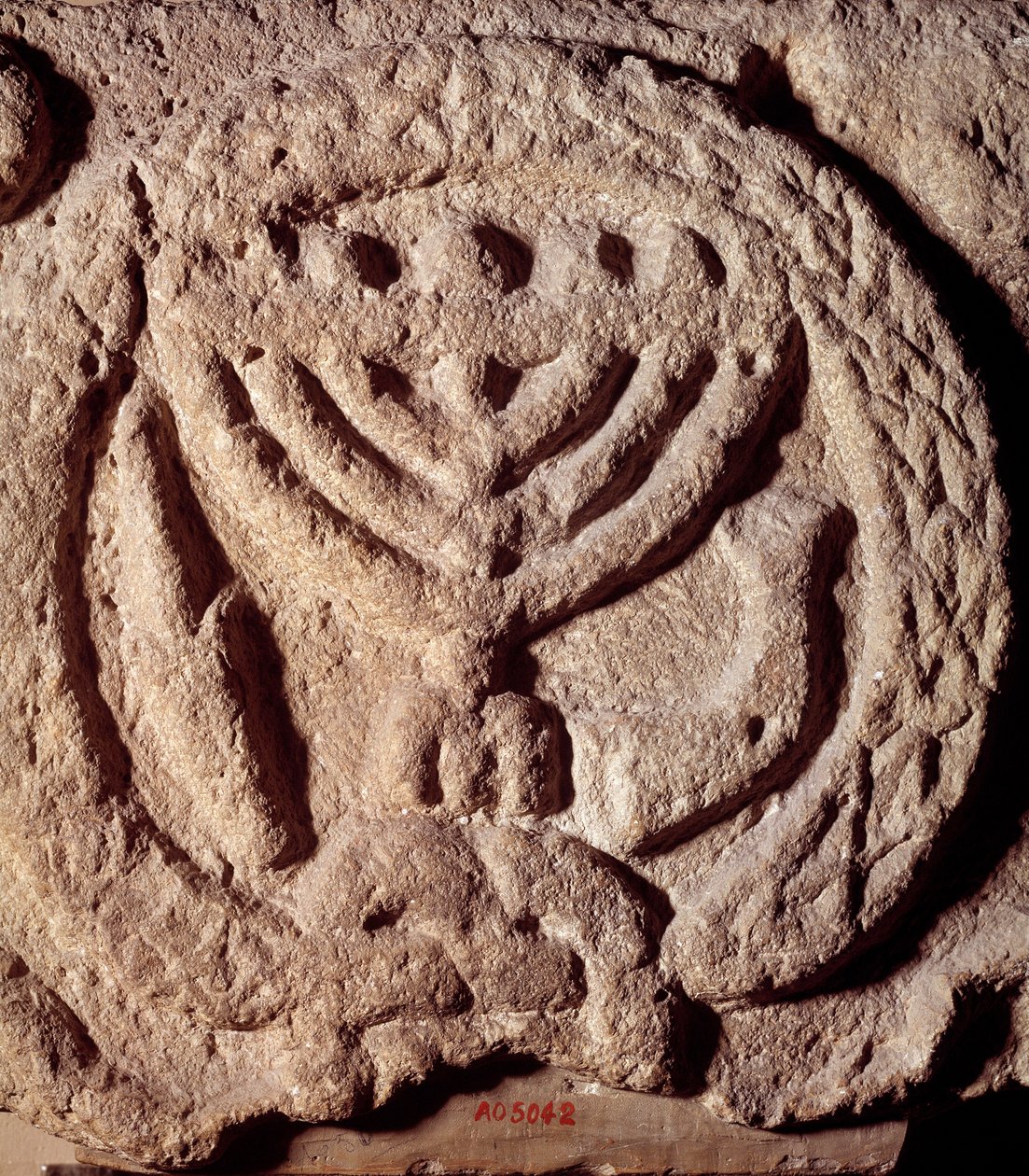 Jødedom: arkitektonisk element i basalt av en synagoge dekorert med en lysestake med syv grener (Menora eller Menorah), palme og trompet. Fra Transjordan. Omtrent 100 e.Kr. Paris, Louvre-museet av Jewish School