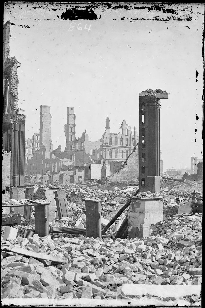 Utsikt fra det sørvestlige hjørnet av gatene Dearborn og Monroe, som viser Grand Pacific Hotel i bakgrunnen og ruinene av Honore-blokken i forgrunnen etter brannen i Chicago i 1871, ca. 1871 av Jex Bardwell