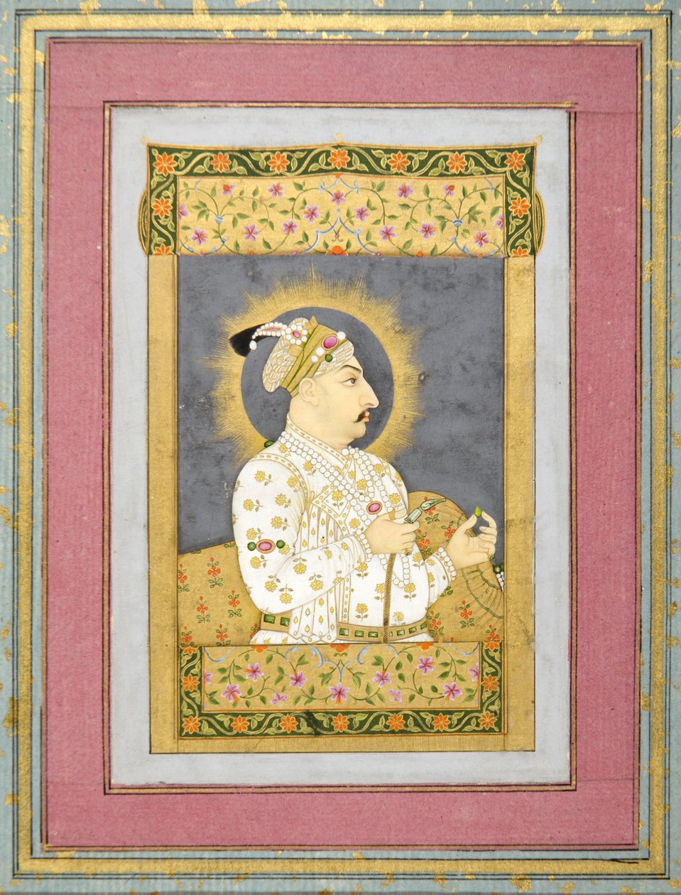 Portrett av Muhammad Shah som holder en smaragd og munnstykket til en Huqqa, ca. 1730 blekk med wc og gull på papir av Jharokha Nidha Mal