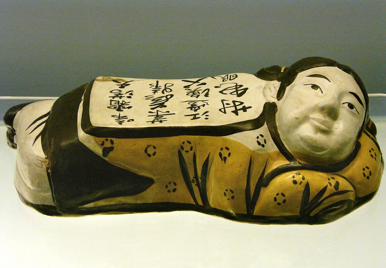 Keramisk, barneformet pute, med et dikt som fremkaller et nattlandskap, fra Cizhou, Jin-dynastiet (1115-1234), Shanghai nasjonalmuseum. Fotografi, Leonard de Selva, Kina, 2006. av Jin Dynasty Chinese School