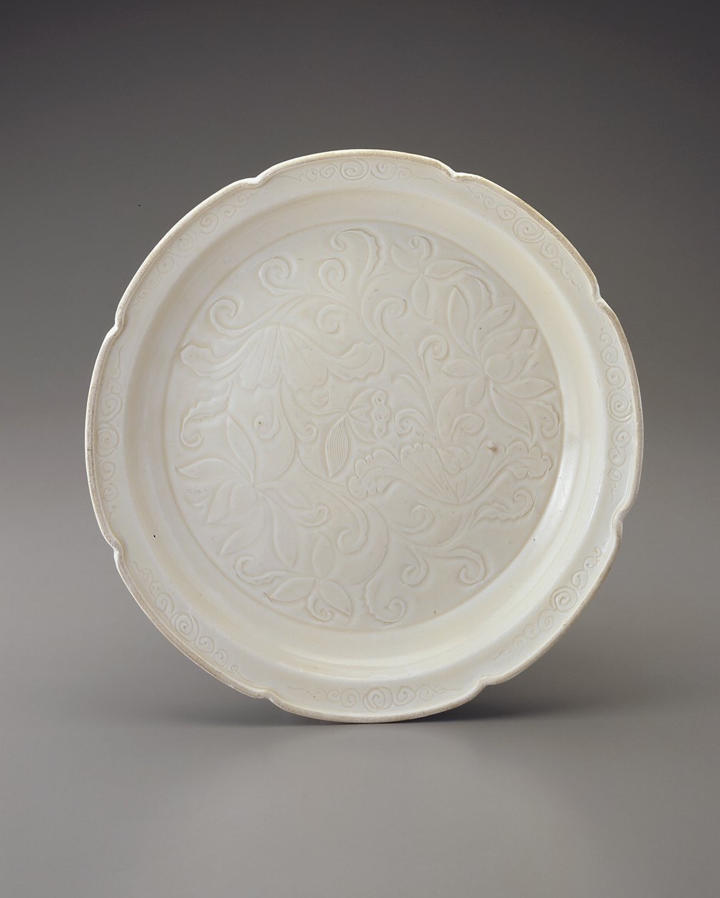 Fat med bladkant og utskåret dekor, Hebei-provinsen (keramikk) av Jin Dynasty Chinese School