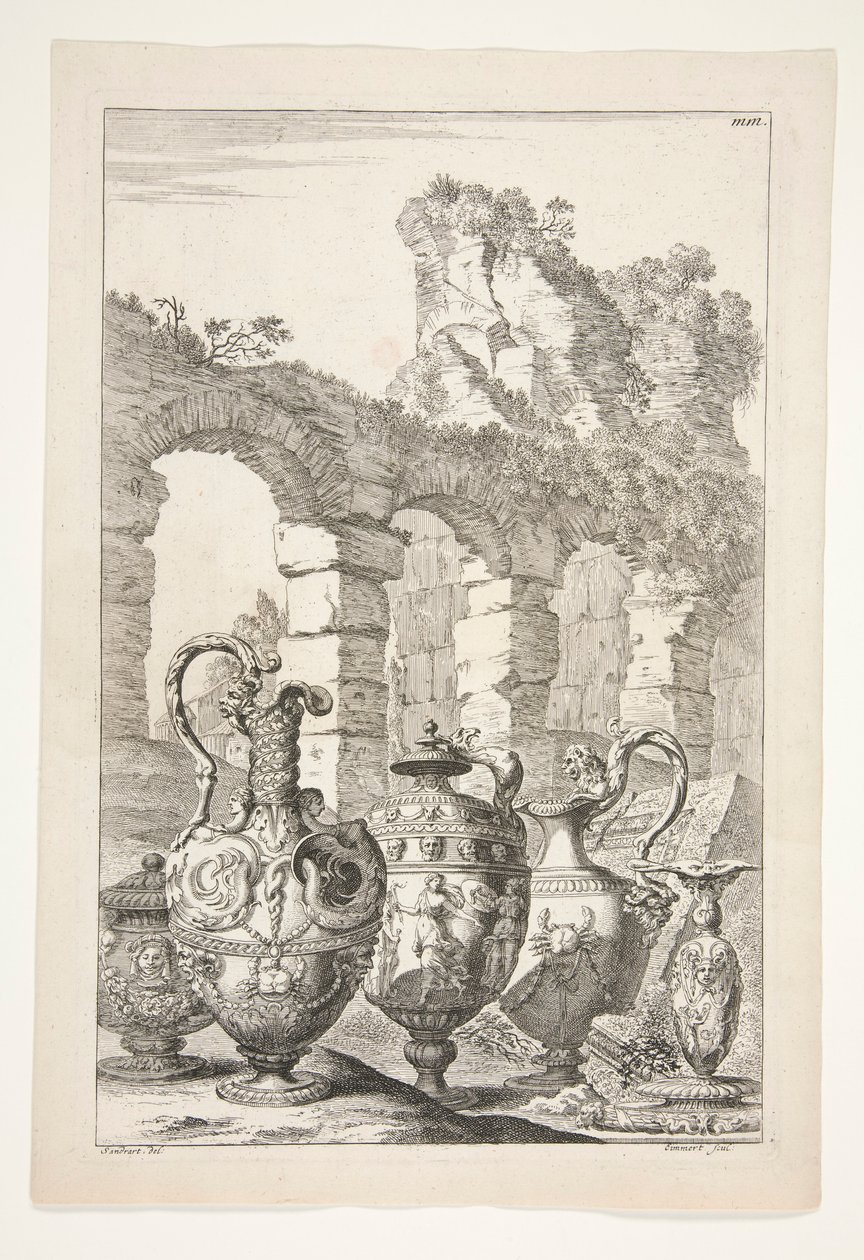 Tre mugger, en dekket vase og en lysestake i et landskap med ruiner av Joachim von Sandrart