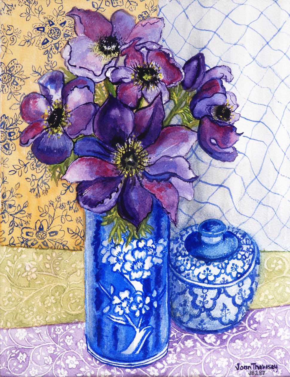 Anemoner i en blå og hvit vase med krukke og tekstiler 2012 av Joan Thewsey
