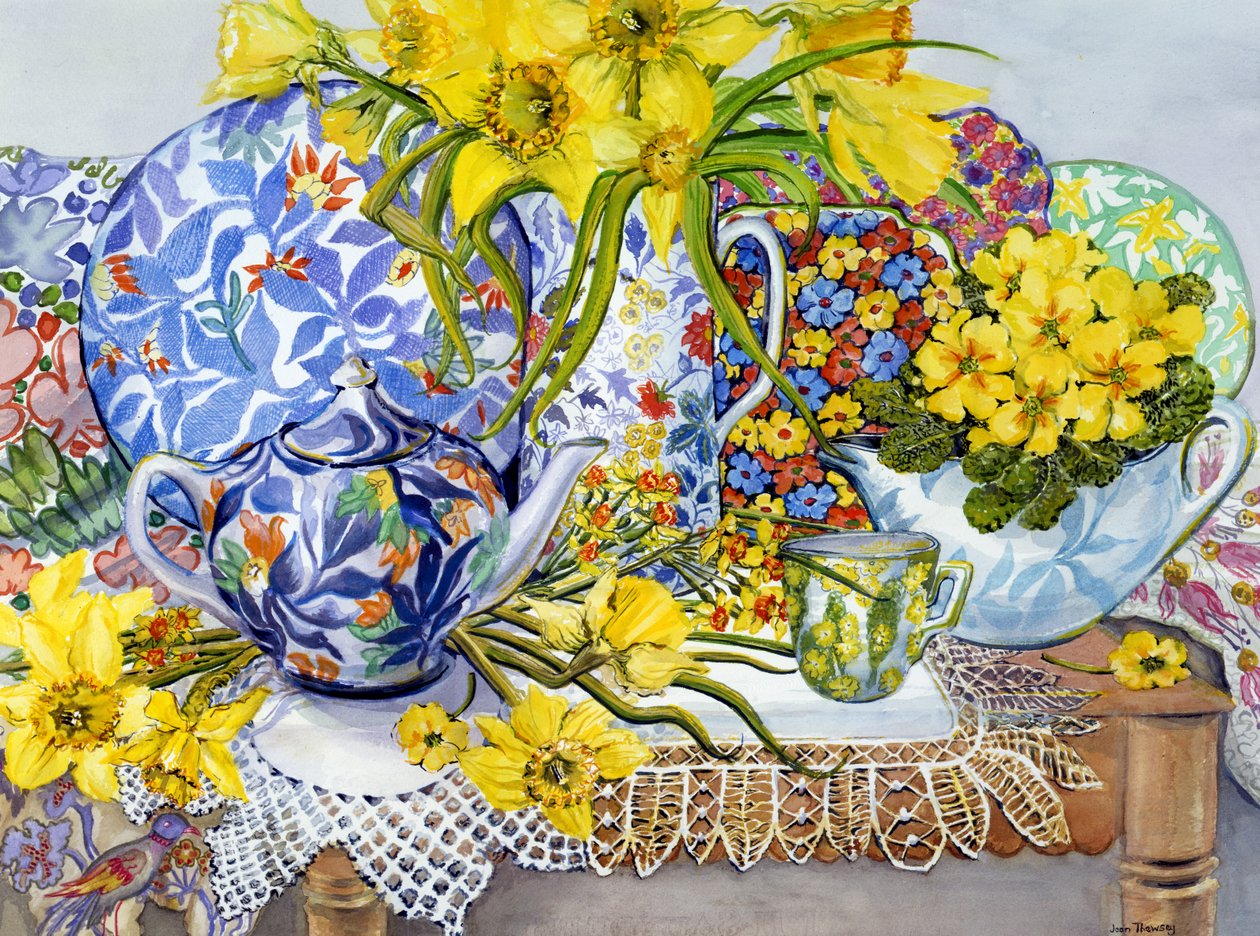 Påskeliljer, antikke kanner, tallerkener, tekstiler og blonder, 2012 av Joan Thewsey