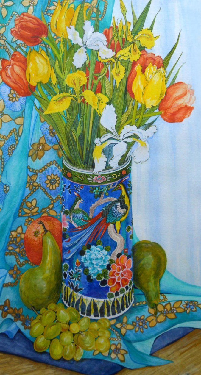 Tulipaner og iris i en japansk vase, med frukt og tekstiler, 2000 av Joan Thewsey