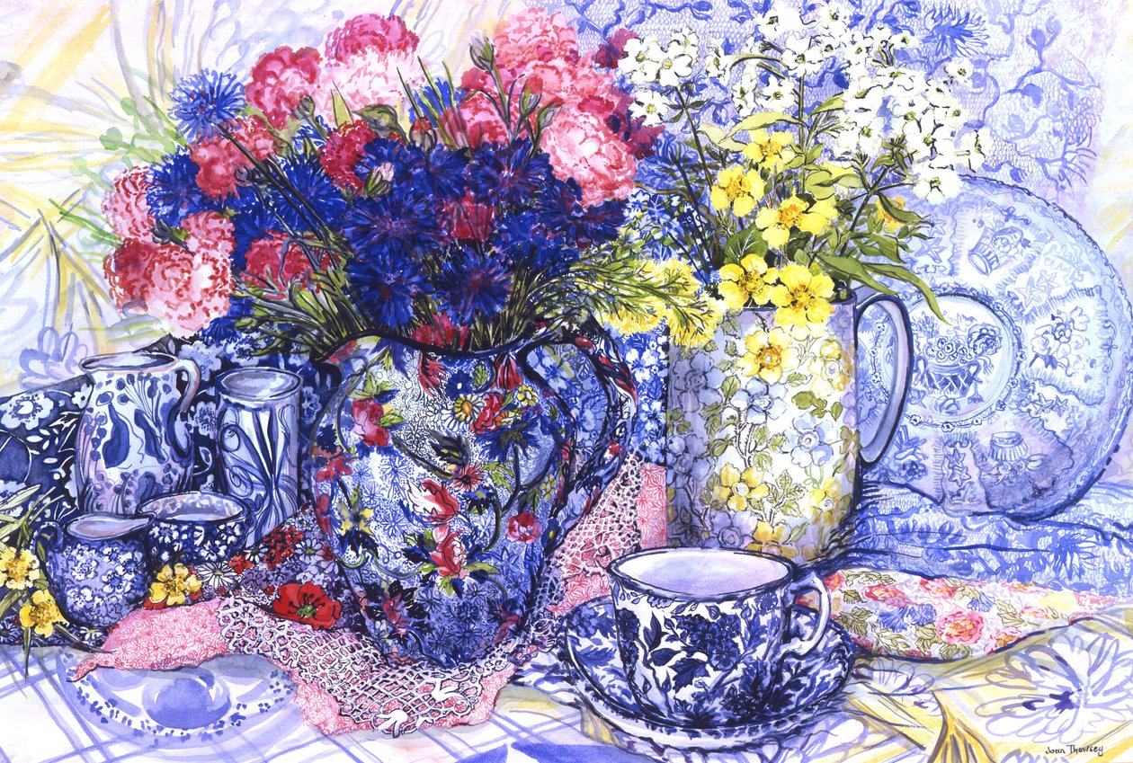 Kornblomster med antikke mugger og mønstrede stoffer, 2012 av Joan Thewsey