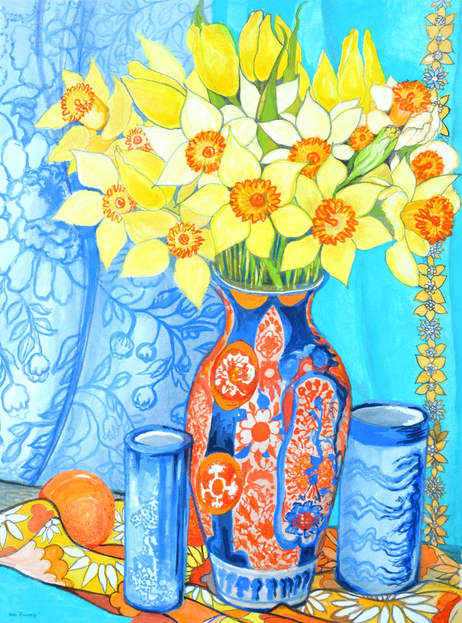 Påskeliljer og tulipaner i en Imani-vase; appelsiner og tekstiler av Joan Thewsey