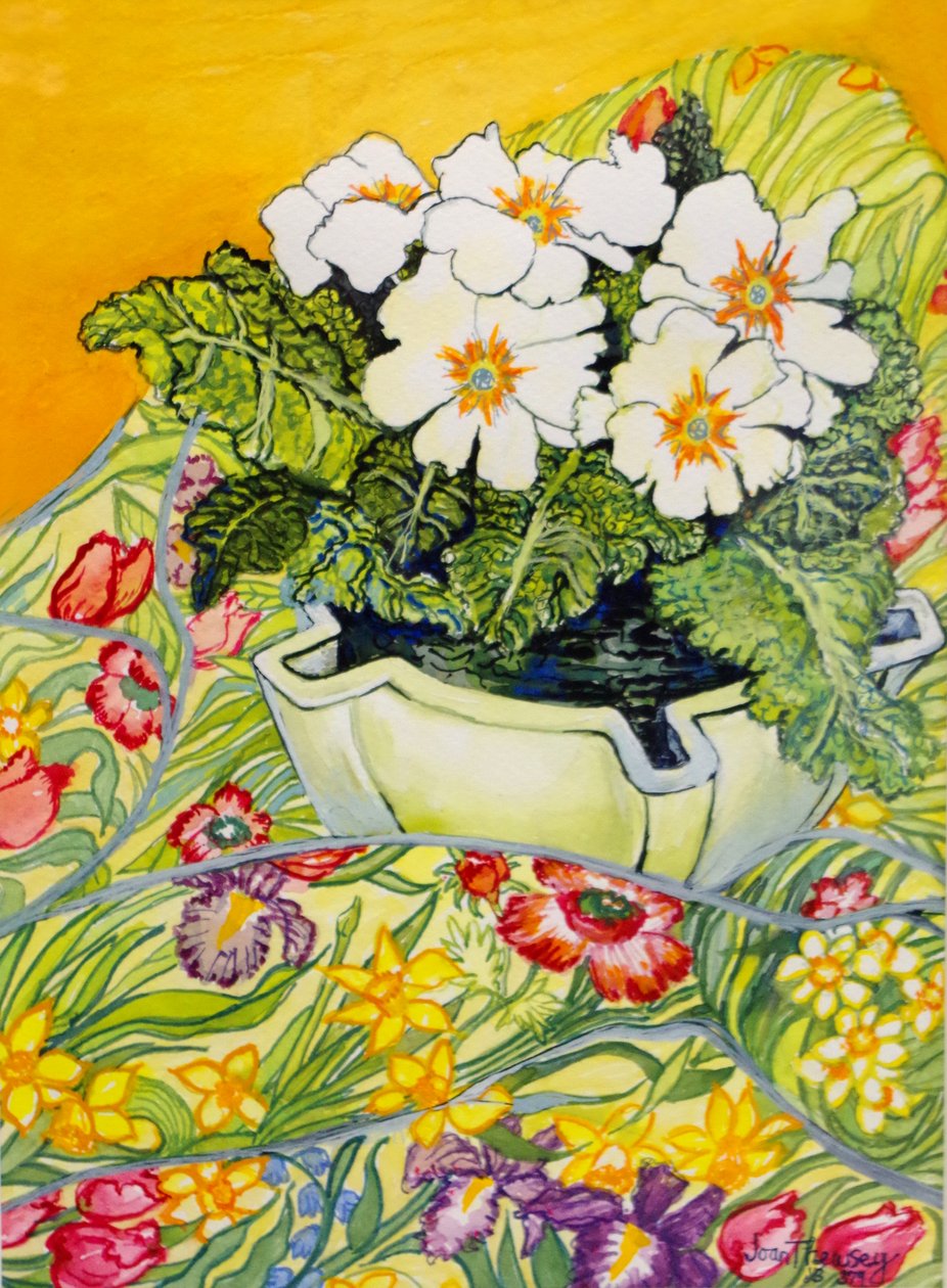 Blek Primrose i potte med vårblomstret tekstil, 2000 av Joan Thewsey